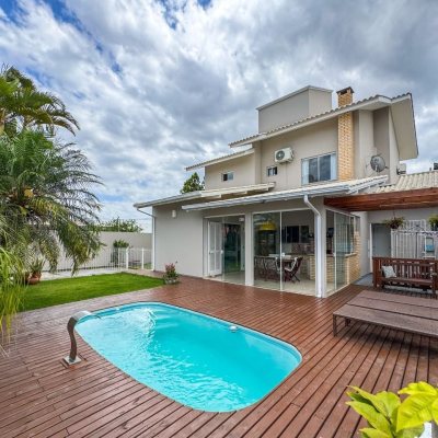 Casa Residencial com 189m², 3 quartos, 1 suíte, 2 garagens, no bairro Centro em Palhoça