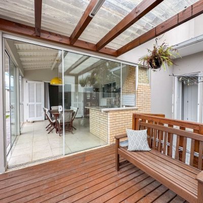 Casa Residencial com 189m², 3 quartos, 1 suíte, 2 garagens, no bairro Centro em Palhoça