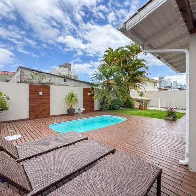 Casa Residencial com 189m², 3 quartos, 1 suíte, 2 garagens, no bairro Centro em Palhoça
