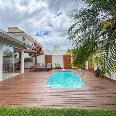 Casa Residencial com 189m², 3 quartos, 1 suíte, 2 garagens, no bairro Centro em Palhoça
