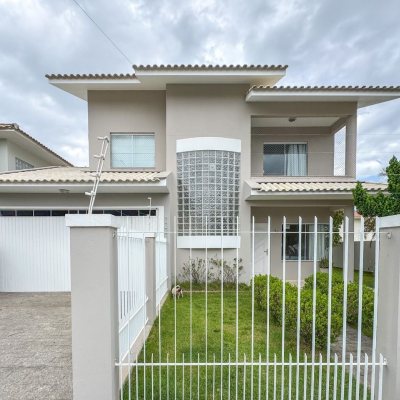 Casa Residencial com 189m², 3 quartos, 1 suíte, 2 garagens, no bairro Centro em Palhoça