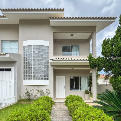 Casa Residencial com 189m², 3 quartos, 1 suíte, 2 garagens, no bairro Centro em Palhoça