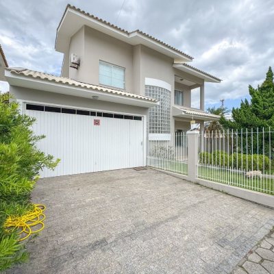 Casa Residencial com 189m², 3 quartos, 1 suíte, 2 garagens, no bairro Centro em Palhoça
