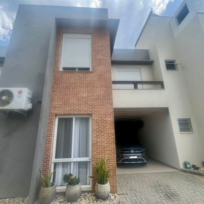 Casa Residencial com 121m², 3 quartos, 1 suíte, 2 garagens, no bairro Campeche em Florianópolis