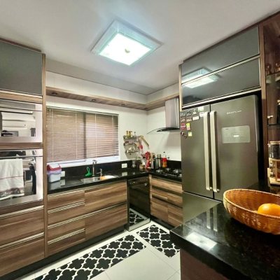 Casa Residencial com 121m², 3 quartos, 1 suíte, 2 garagens, no bairro Campeche em Florianópolis