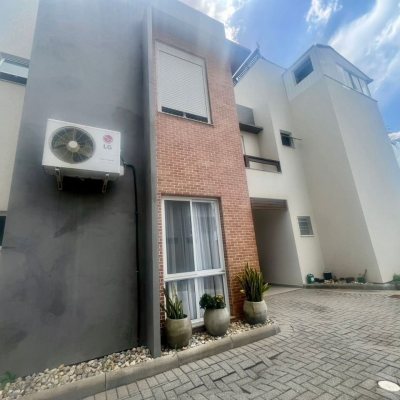 Casa Residencial com 121m², 3 quartos, 1 suíte, 2 garagens, no bairro Campeche em Florianópolis