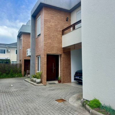 Casa Residencial com 121m², 3 quartos, 1 suíte, 2 garagens, no bairro Campeche em Florianópolis