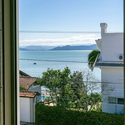 Casa Residencial com 302m², 4 quartos, 4 suítes, 3 garagens, no bairro Cacupé em Florianópolis