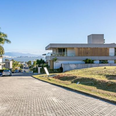 Terrenos Residenciais com 761m², no bairro Cacupé em Florianópolis