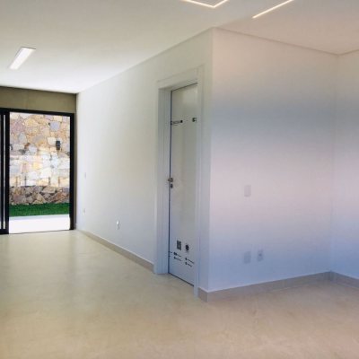 Casa Residencial com 180m², 3 quartos, 3 suítes, 2 garagens, no bairro Saco Grande em Florianópolis