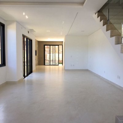 Casa Residencial com 180m², 3 quartos, 3 suítes, 2 garagens, no bairro Saco Grande em Florianópolis