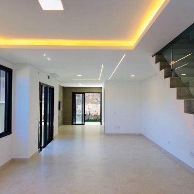 Casa Residencial com 180m², 3 quartos, 3 suítes, 2 garagens, no bairro Saco Grande em Florianópolis