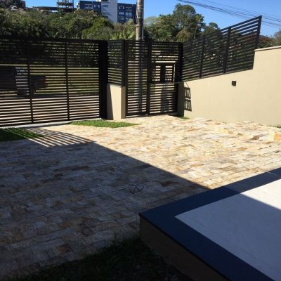 Casa Residencial com 180m², 3 quartos, 3 suítes, 2 garagens, no bairro Saco Grande em Florianópolis