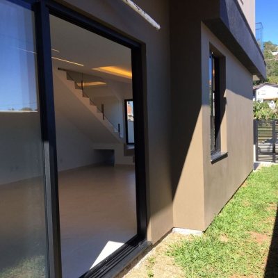 Casa Residencial com 180m², 3 quartos, 3 suítes, 2 garagens, no bairro Saco Grande em Florianópolis