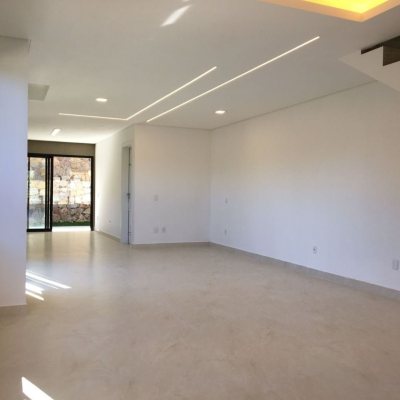 Casa Residencial com 180m², 3 quartos, 3 suítes, 2 garagens, no bairro Saco Grande em Florianópolis