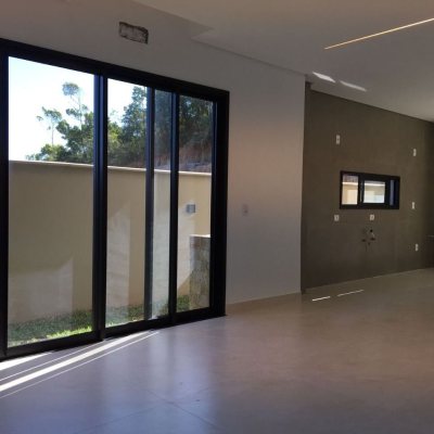 Casa Residencial com 180m², 3 quartos, 3 suítes, 2 garagens, no bairro Saco Grande em Florianópolis