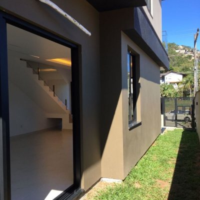 Casa Residencial com 180m², 3 quartos, 3 suítes, 2 garagens, no bairro Saco Grande em Florianópolis