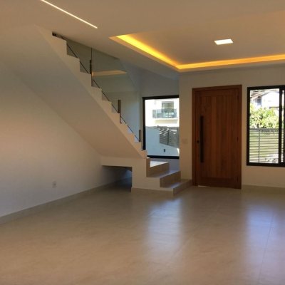 Casa Residencial com 180m², 3 quartos, 3 suítes, 2 garagens, no bairro Saco Grande em Florianópolis