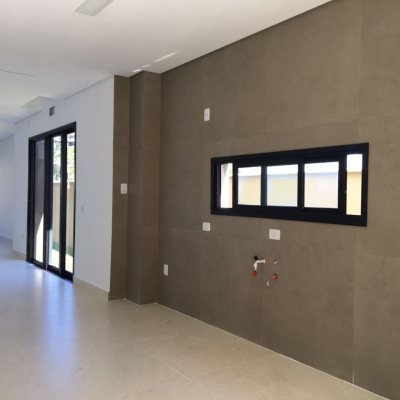 Casa Residencial com 180m², 3 quartos, 3 suítes, 2 garagens, no bairro Saco Grande em Florianópolis