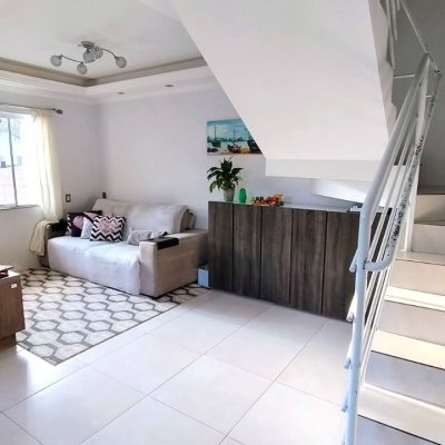 Casa Residencial com 115m², 2 quartos, 3 garagens, no bairro Forquilhas em São José