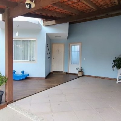 Casa Residencial com 115m², 2 quartos, 3 garagens, no bairro Forquilhas em São José