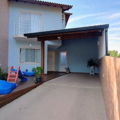 Casa Residencial com 115m², 2 quartos, 3 garagens, no bairro Forquilhas em São José