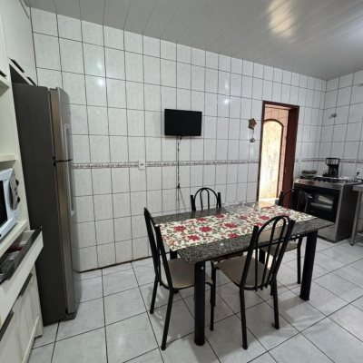 Casa Residencial/Comercial com 105m², 10 garagens, no bairro Carianos em Florianópolis