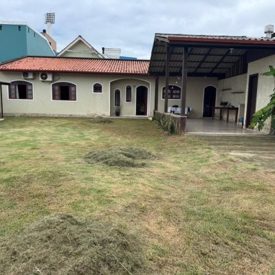 Casa Residencial/Comercial com 105m², 10 garagens, no bairro Carianos em Florianópolis