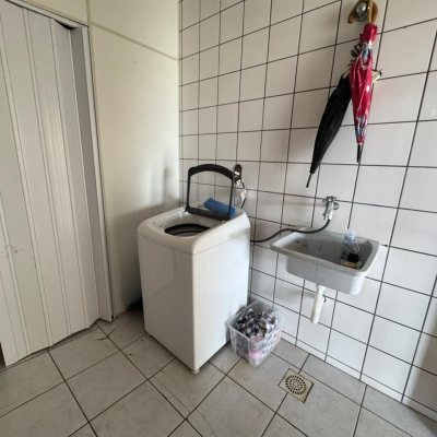 Casa Residencial/Comercial com 105m², 10 garagens, no bairro Carianos em Florianópolis