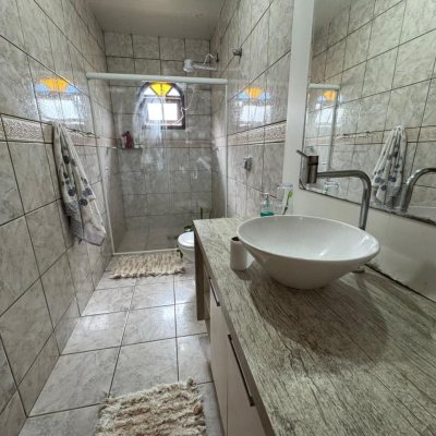 Casa Residencial/Comercial com 105m², 10 garagens, no bairro Carianos em Florianópolis