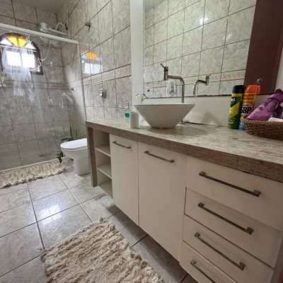 Casa Residencial/Comercial com 105m², 10 garagens, no bairro Carianos em Florianópolis