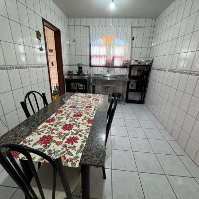 Casa Residencial/Comercial com 105m², 10 garagens, no bairro Carianos em Florianópolis