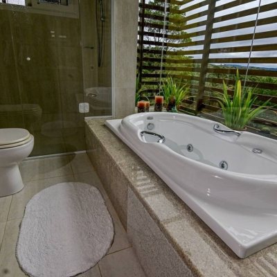 Casa em Condomínio com 208m², 3 quartos, 1 suíte, 6 garagens, no bairro Vargedo em Rancho Queimado