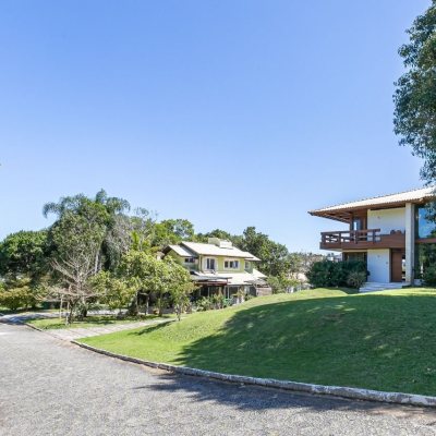 Casa em Condomínio com 600m², 3 quartos, 3 suítes, 4 garagens, no bairro Cacupe em Florianópolis