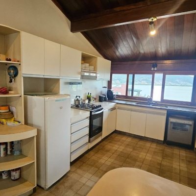 Casa Residencial com 316m², 4 quartos, 1 suíte, 2 garagens, no bairro Saco Dos Limões em Florianópolis