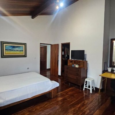 Casa Residencial com 316m², 4 quartos, 1 suíte, 2 garagens, no bairro Saco Dos Limões em Florianópolis