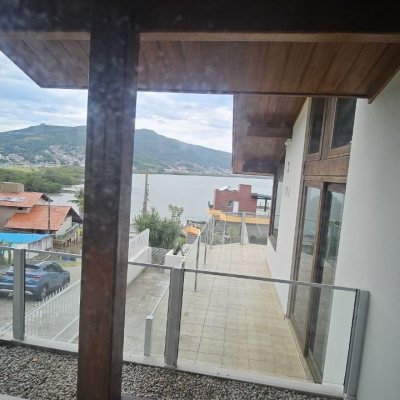 Casa Residencial com 316m², 4 quartos, 1 suíte, 2 garagens, no bairro Saco Dos Limões em Florianópolis