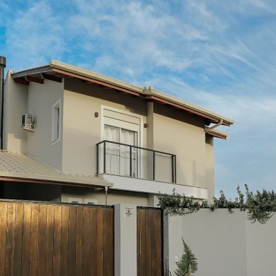 Casa Residencial com 155m², 3 quartos, 1 suíte, 2 garagens, no bairro Campeche em Florianópolis