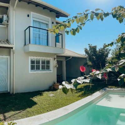 Casa Residencial com 155m², 3 quartos, 1 suíte, 2 garagens, no bairro Campeche em Florianópolis