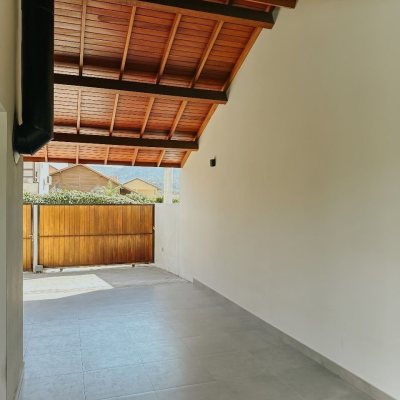 Casa Residencial com 155m², 3 quartos, 1 suíte, 2 garagens, no bairro Campeche em Florianópolis