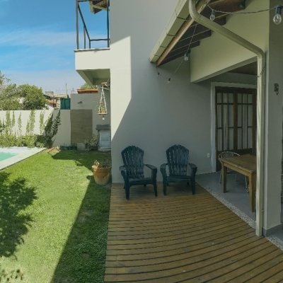 Casa Residencial com 155m², 3 quartos, 1 suíte, 2 garagens, no bairro Campeche em Florianópolis