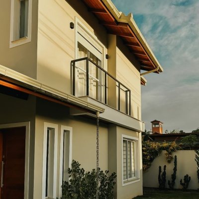 Casa Residencial com 155m², 3 quartos, 1 suíte, 2 garagens, no bairro Campeche em Florianópolis