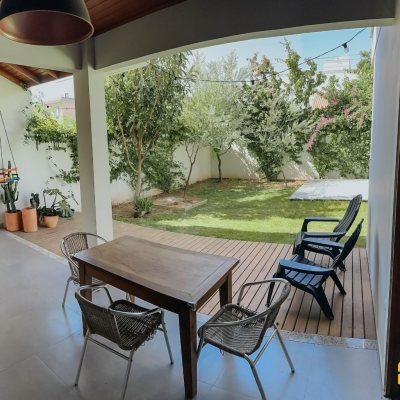 Casa Residencial com 155m², 3 quartos, 1 suíte, 2 garagens, no bairro Campeche em Florianópolis