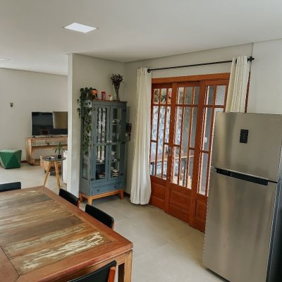 Casa Residencial com 155m², 3 quartos, 1 suíte, 2 garagens, no bairro Campeche em Florianópolis