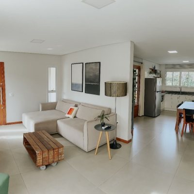 Casa Residencial com 155m², 3 quartos, 1 suíte, 2 garagens, no bairro Campeche em Florianópolis