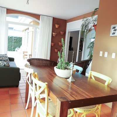 Casa Residencial com 289m², 3 quartos, 3 suítes, 2 garagens, no bairro Lagoa Da Conceição em Florianópolis