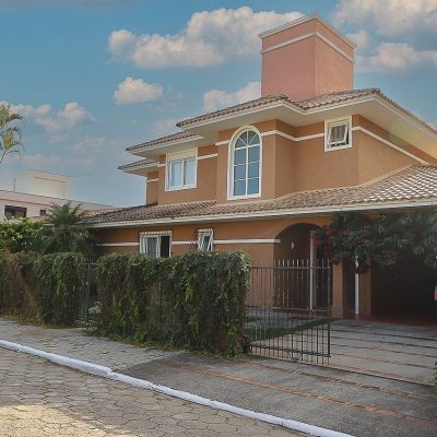 Casa Residencial com 289m², 3 quartos, 3 suítes, 2 garagens, no bairro Lagoa Da Conceição em Florianópolis