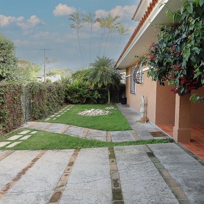 Casa Residencial com 289m², 3 quartos, 3 suítes, 2 garagens, no bairro Lagoa Da Conceição em Florianópolis