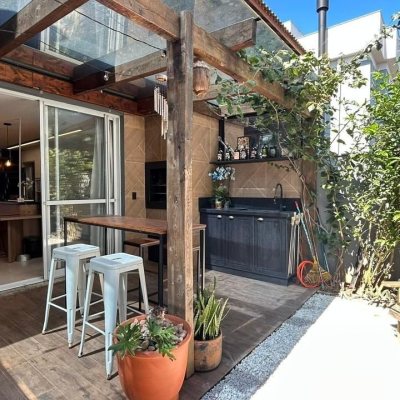 Casa Residencial com 135m², 3 quartos, 1 suíte, 2 garagens, no bairro Campeche em Florianópolis