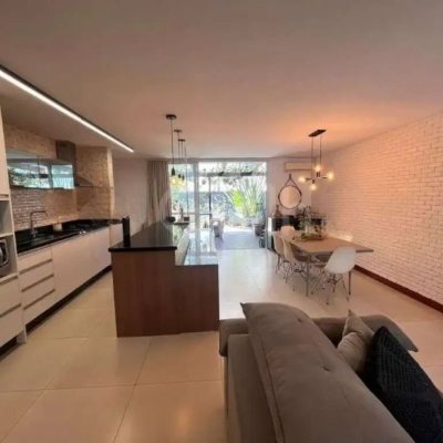 Casa Residencial com 135m², 3 quartos, 1 suíte, 2 garagens, no bairro Campeche em Florianópolis